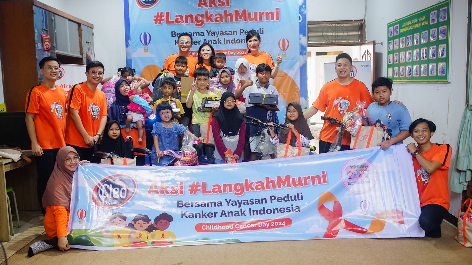 Cleo mengunjungi Yayasan Peduli Kanker Anak Indonesia (YPKAI) di Surabaya.