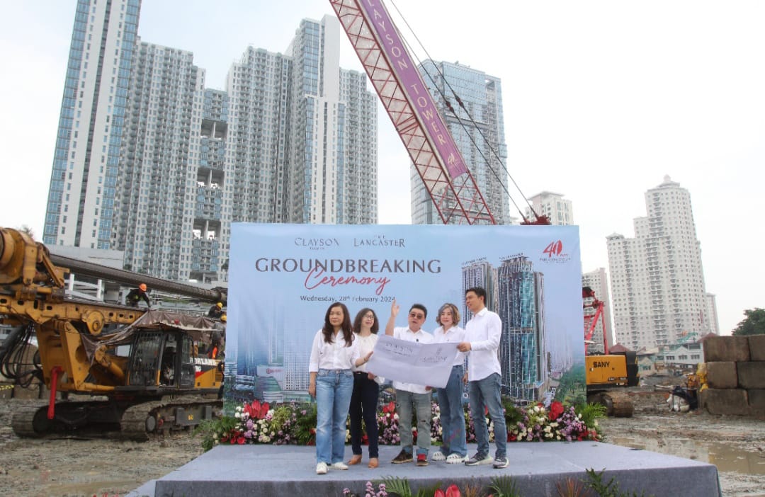 PROYEK BARU: Dari kiri, Fenny, Sherly Haryono, Sutandi Purnomosidi, Liliani Harsono, dan Paulus Louw saat ground breaking pembangunan apartemen The Lancaster & Clayson Tower di Pakuwon Mall phase 5.