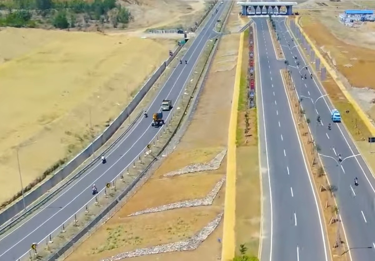Pembangunan Jalan Tol Kediri-Tulungagung tidak hanya sebagai pendukung akses ke Bandara internasional Dhoho, Kediri, namun bisa mendorong perekonomian Jatim.