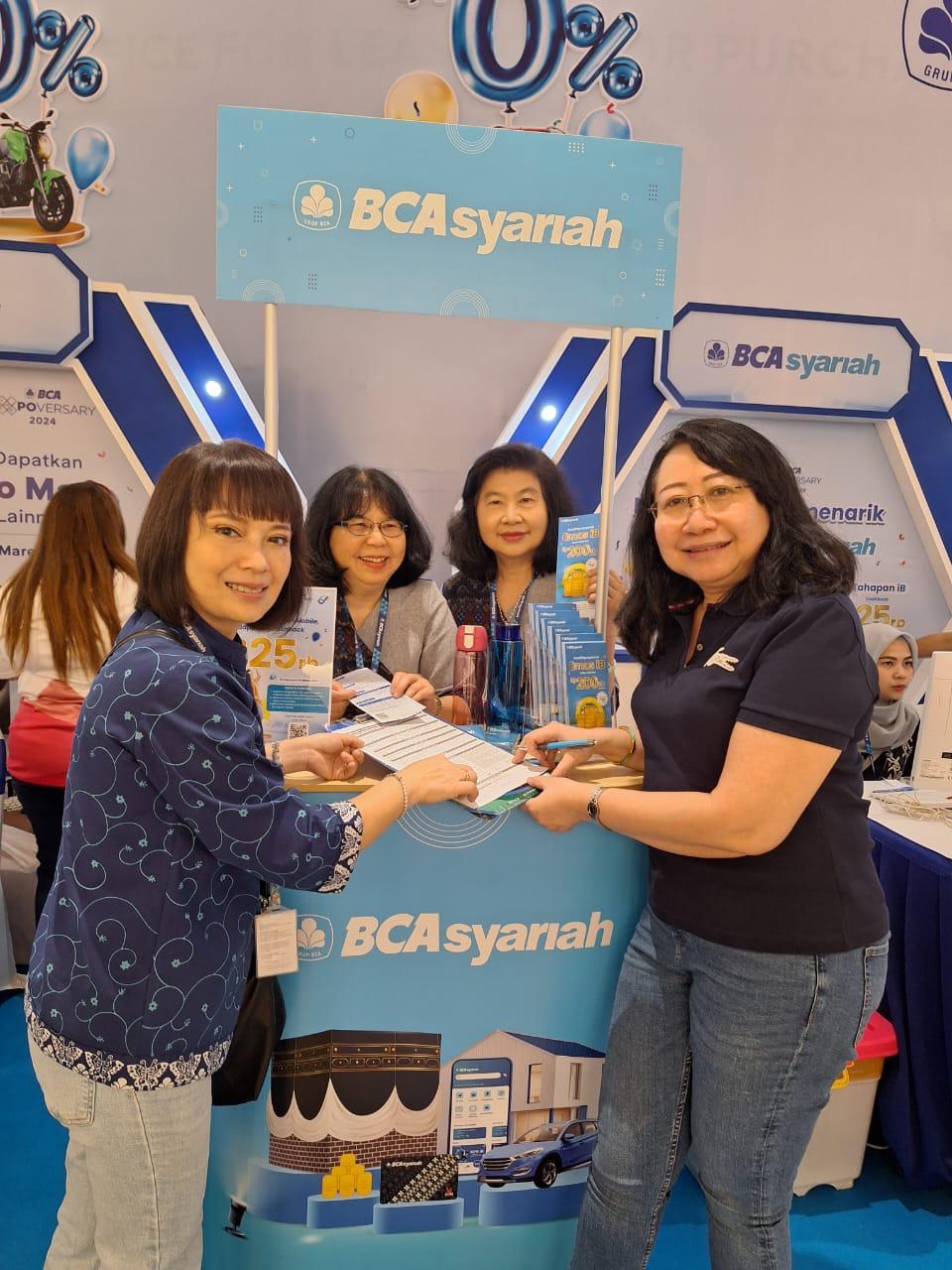 Direktur BCA Syariah, Ina Widjaja dalam kegiatan BCA Expoversary Surabaya, di Ciputra World Mall Surabaya.