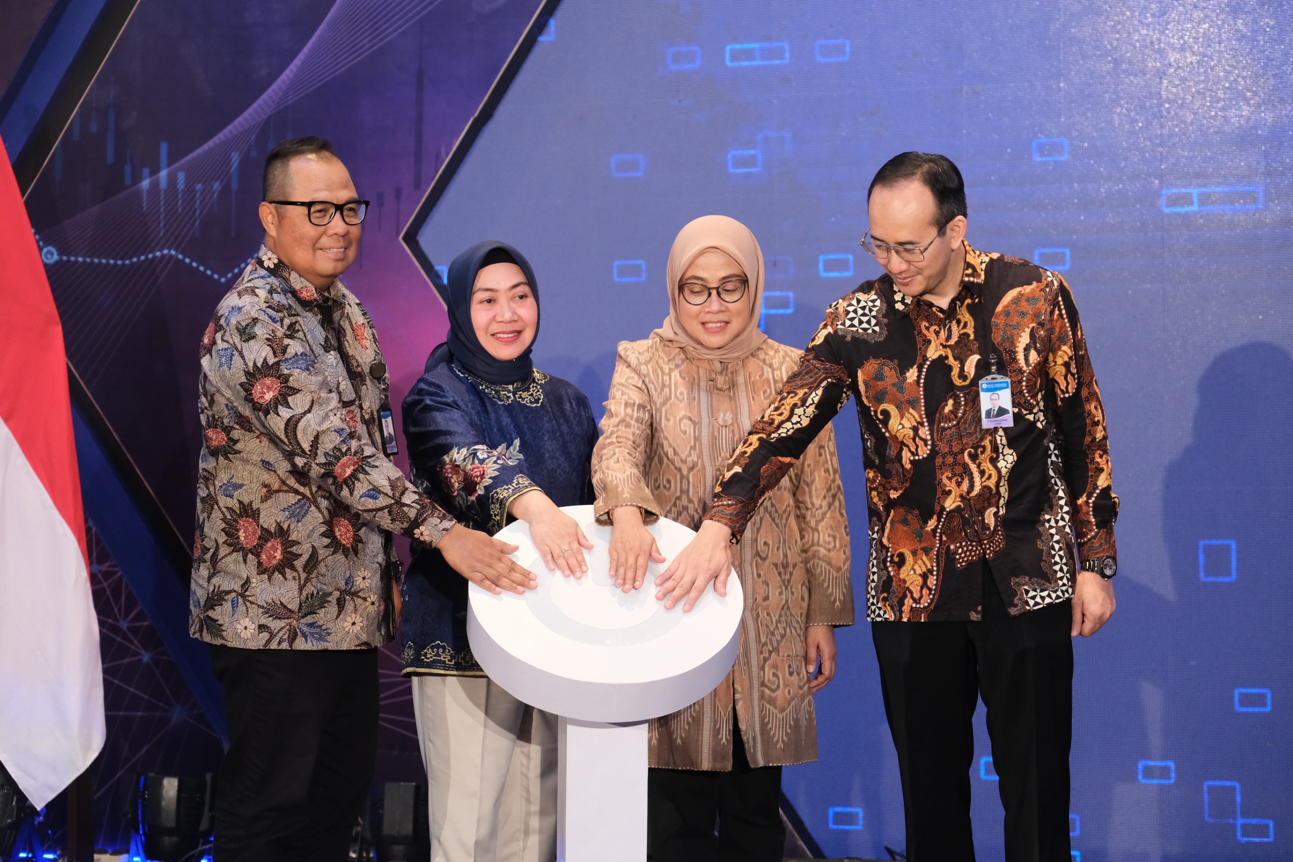 Deputi Kepala Perwakilan BI Jatim, Bandoe Widiarto dan Kepala DPSP BI Ida Nuryanti saat peresmian Aplikasi PWD SKNBI di Kantor BI Jatim, Surabaya.