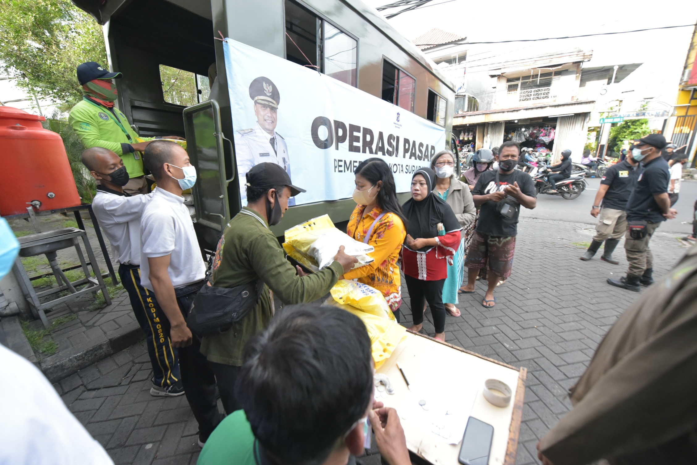 Melalui pasar murah baik yang diadakan pemerintah maupun kelompok masyarakat turut membantu distribusi logistik.