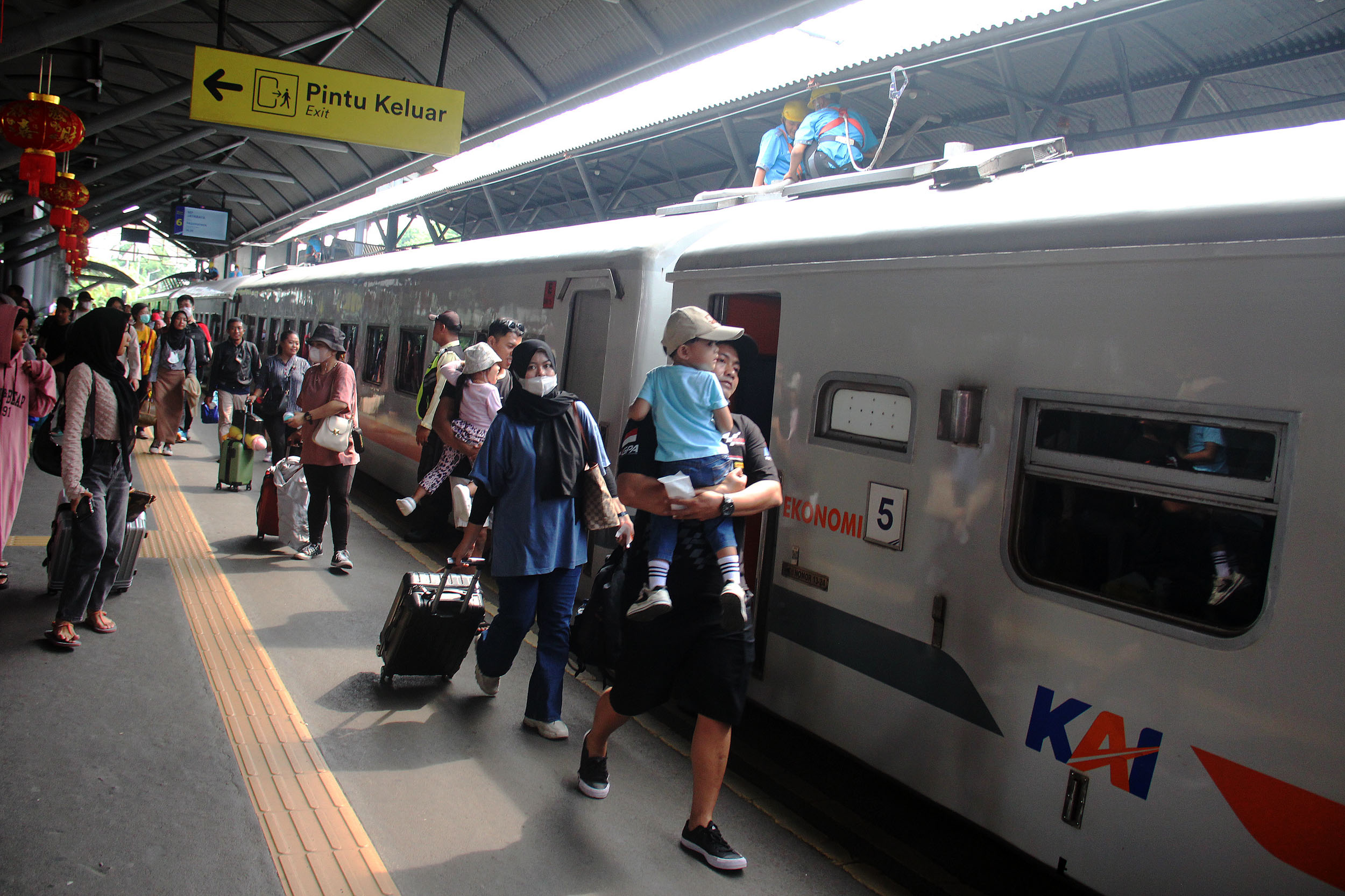 Meskipun lebaran masih kurang satu bulan lebih, namun masyarakat sudah jauh-jauh hari memesan tiket KA untuk mudik.