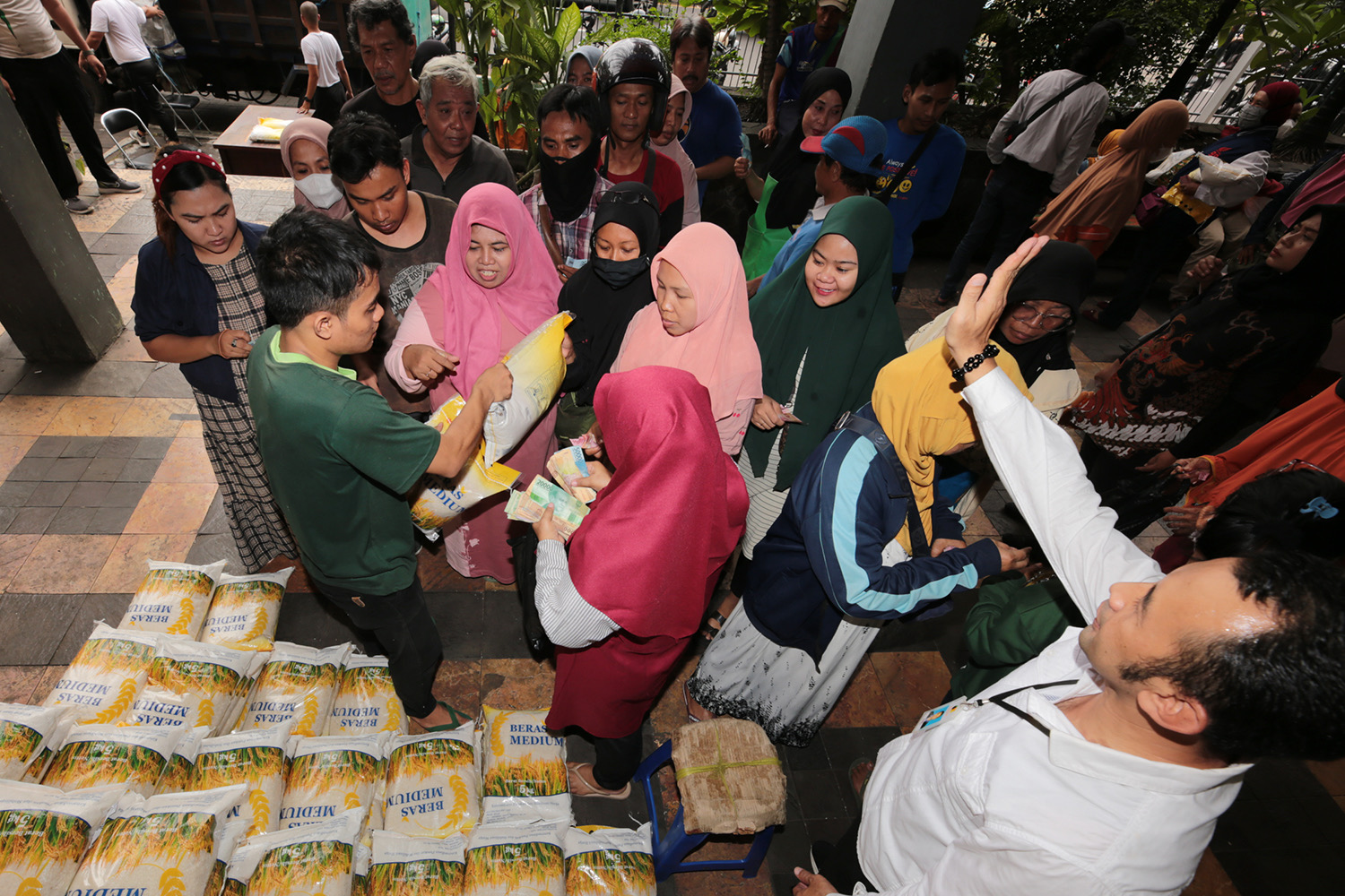 Menggandeng Bulog, Dinkopdag Surabaya melakukan stabilisasi harga beras dengan mendistribusikan ke pasar-pasar Surabaya.