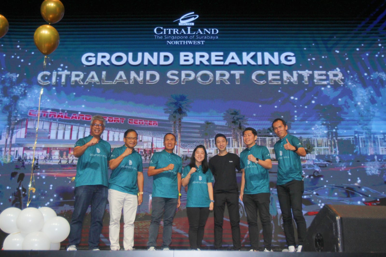 TAHUN DEPAN SELESAI: Dari kiri, Lauw Hendra, Kevyn Hadianto, Bryan George Djuhari, Erlyn, Sutoto Yakobus, Denny Bernardus, dan Agung Krisprimandoyo saat ground breaking CitraLand Sport Center.
