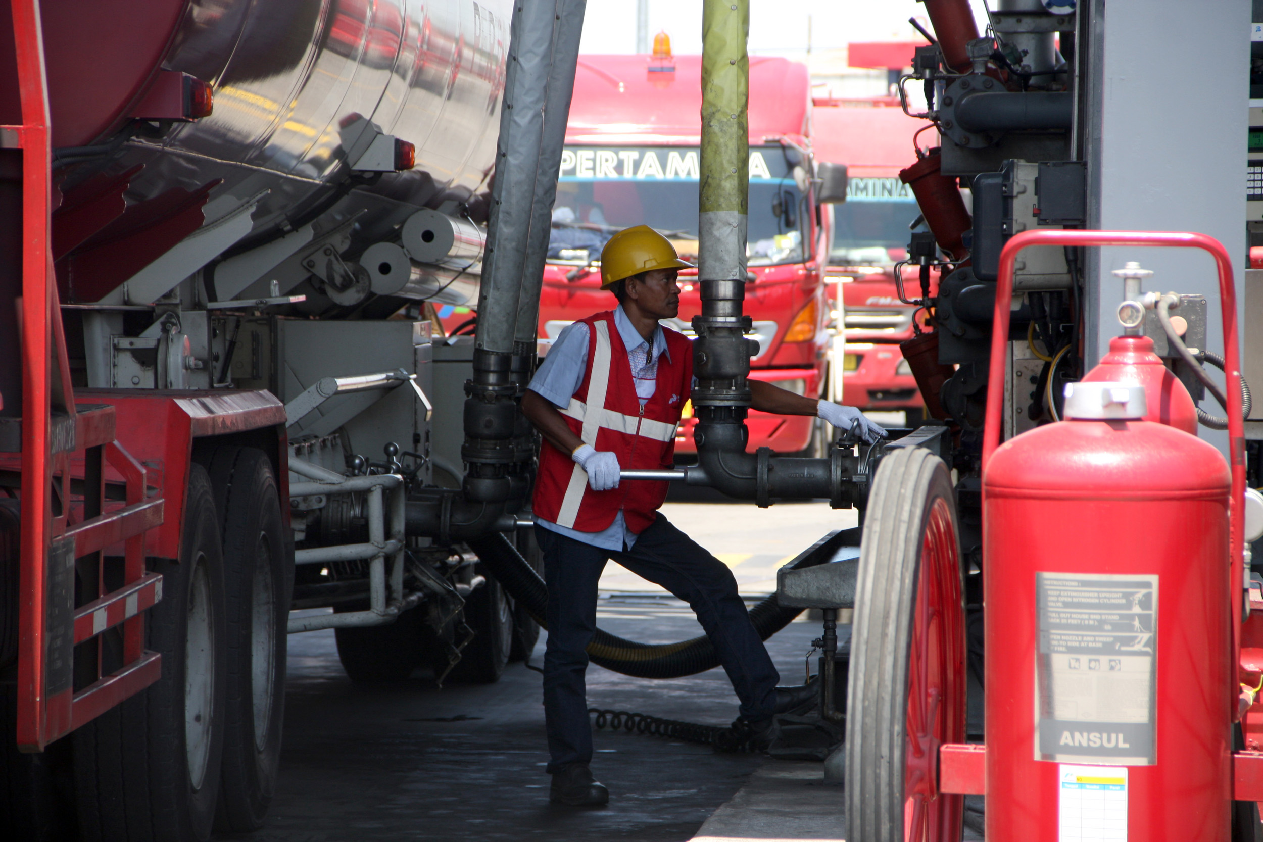 Mobil tangki Pertamina mengisi BBM di Terminal BBM Surabaya Group yang ada di kawasan Tanjung Perak.