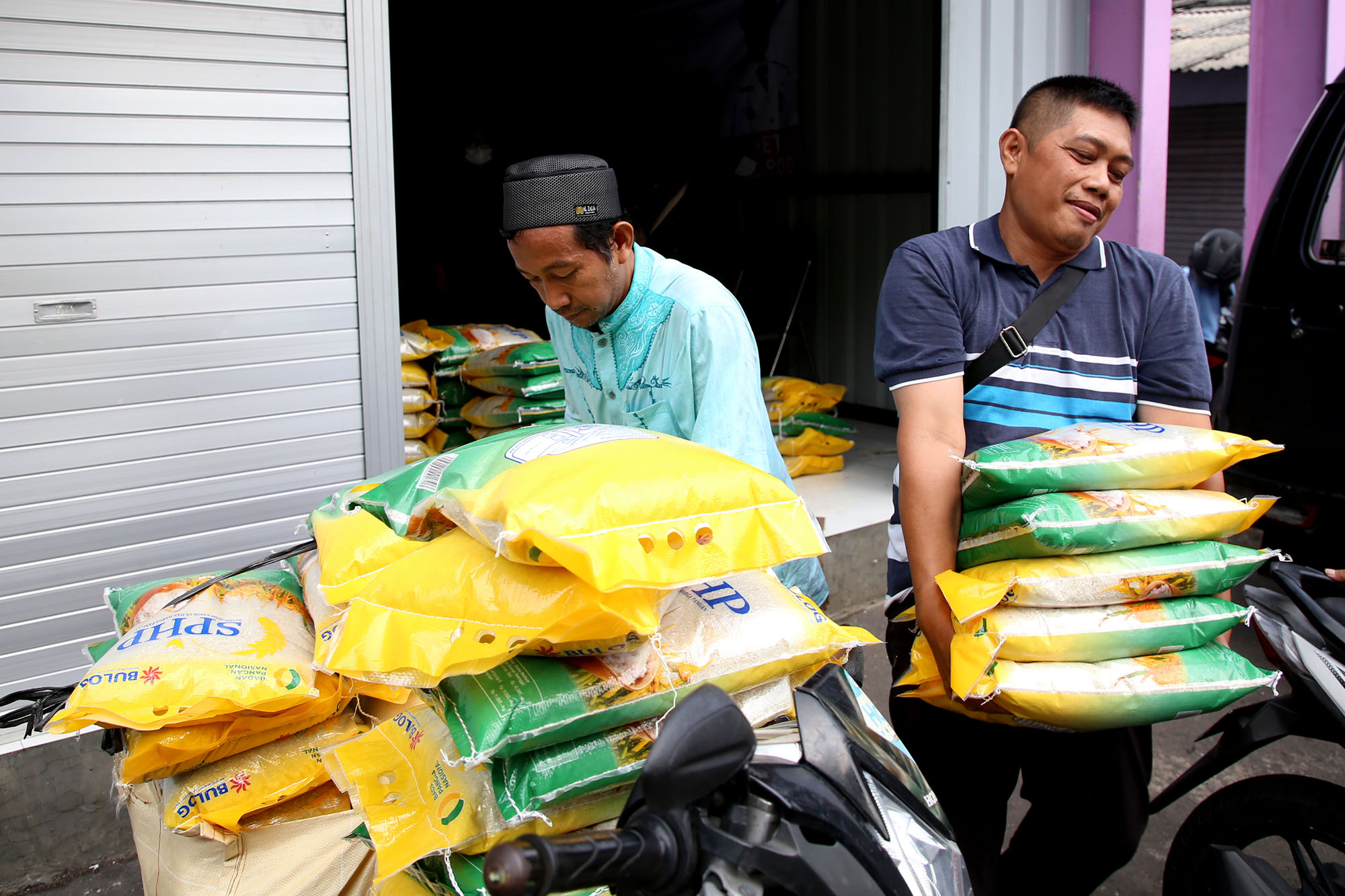 Warga membeli beras dengan harga terjangkau di kios TPID Pemkot Surabaya di Pasar Pucang, Surabaya.