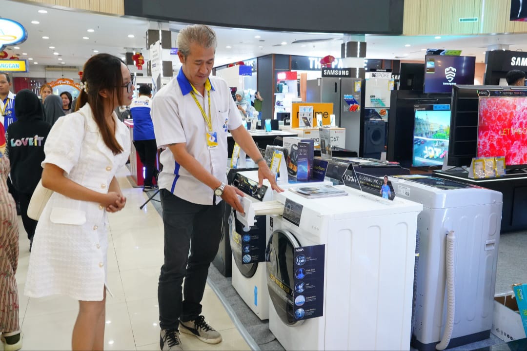 BANYAK PENAWARAN: Staf Ufo elektronik menunjukan beberapa produk high-end pada customer yang sedang belanja.
