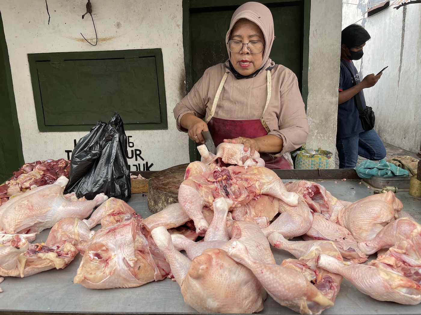 NAIK DRASTIS: Daging ayam menjadi salah satu komoditas yang harganya meroket menjelang Ramadan.