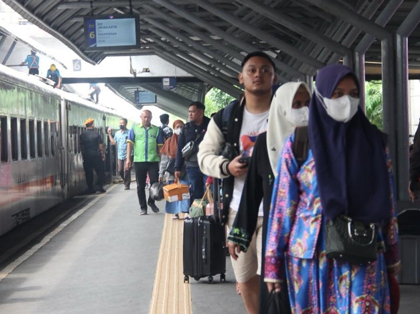 MANFAATKAN MOMEN: Kepadatan penumpang terjadi di Stasiun Surabaya Gubeng Surabaya, Jumat (8/3).