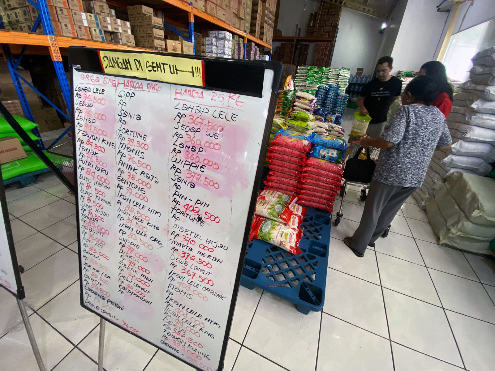 Harga beras di sejumlah daerah di Jawa Timur masih tinggi bahkan melebihi HET.