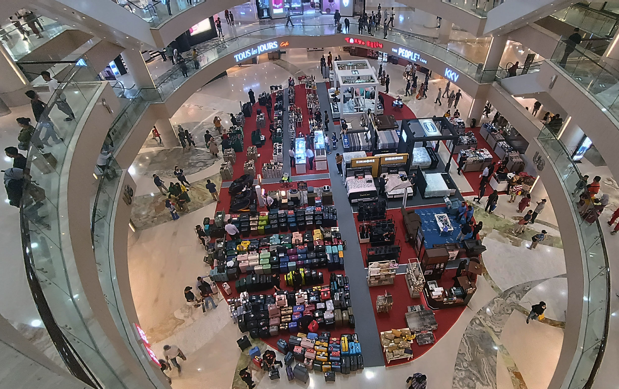 Ramainya pusat perbelanjaan di bulan Ramadan hingga Idul fitri menjadi momen tahunan.