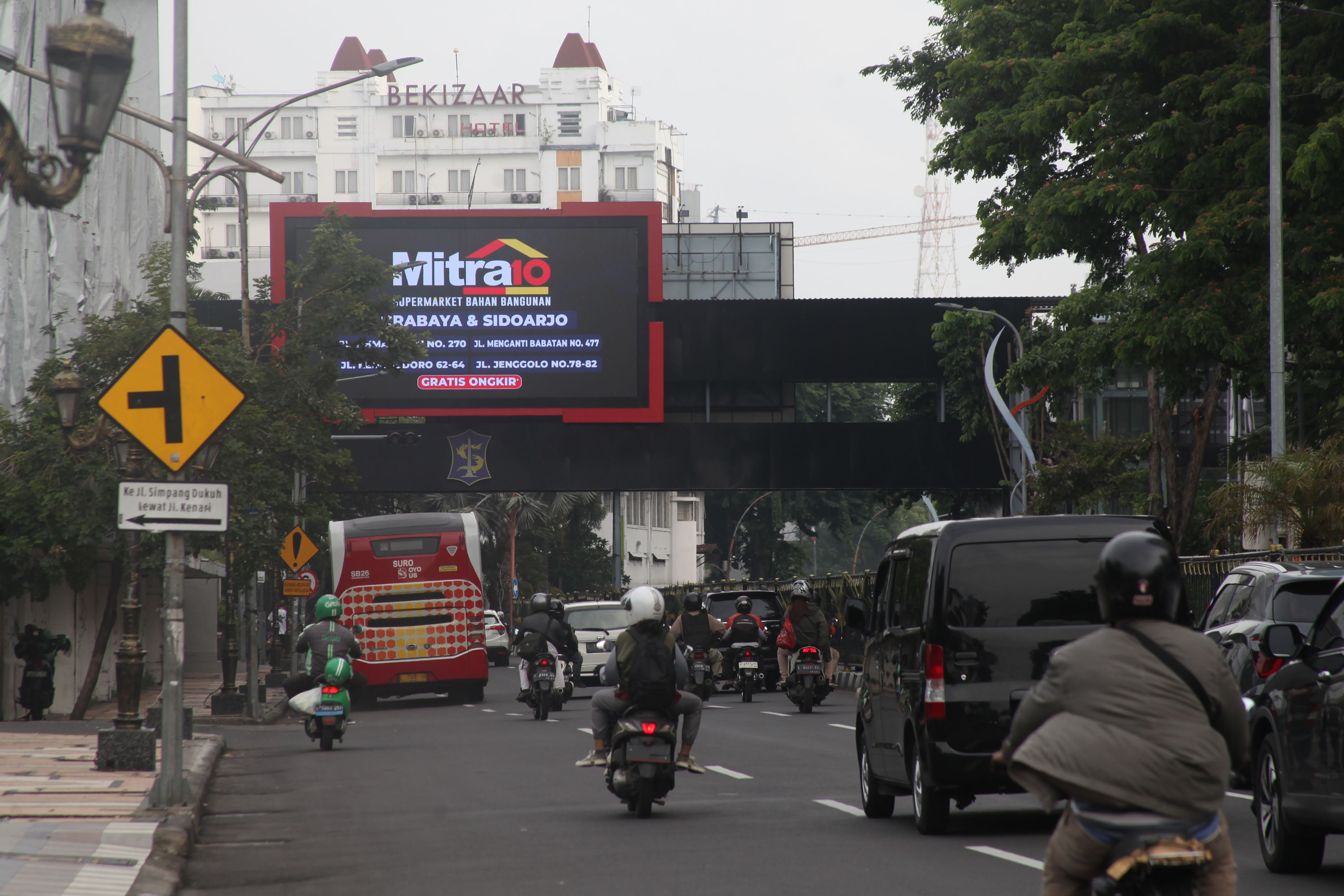 Pemkot Surabaya bakal menaikkan pajak reklame berdasarkan klasifikasi.