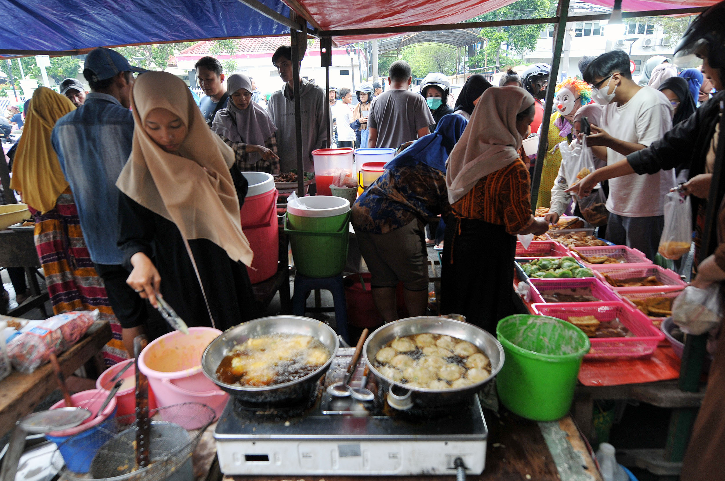 JADI JUJUKAN: Penjual takjil di sepanjang Jalan Karang Menjangan, Surabaya selalu ramai diserbu pembeli.