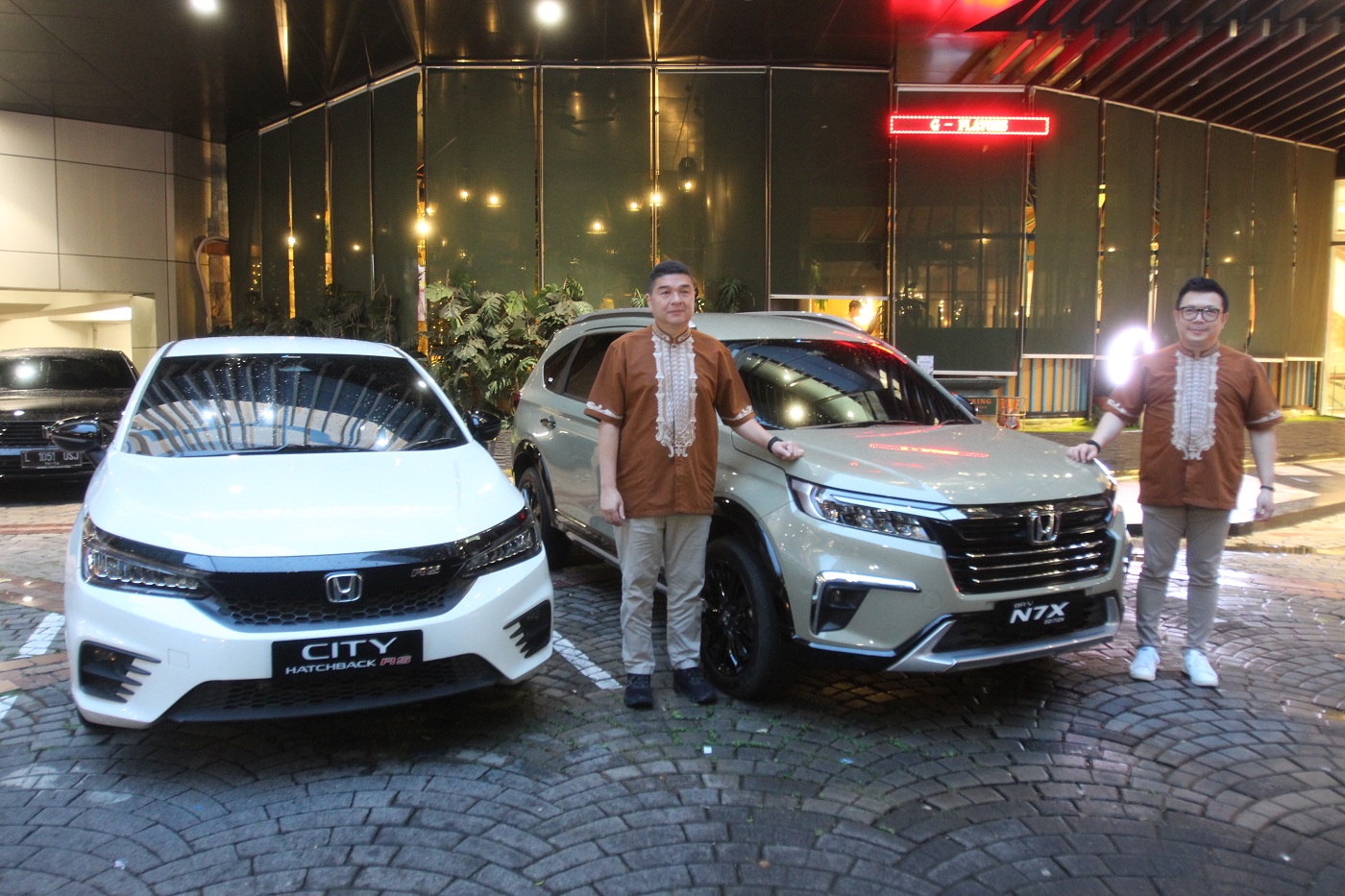 President Director Honda Surabaya Center Ang Hoey Tiong (kiri) bersama Director Honda Surabaya Center Wendy Miharja dengan beberapa varian mobil unggulan Honda.