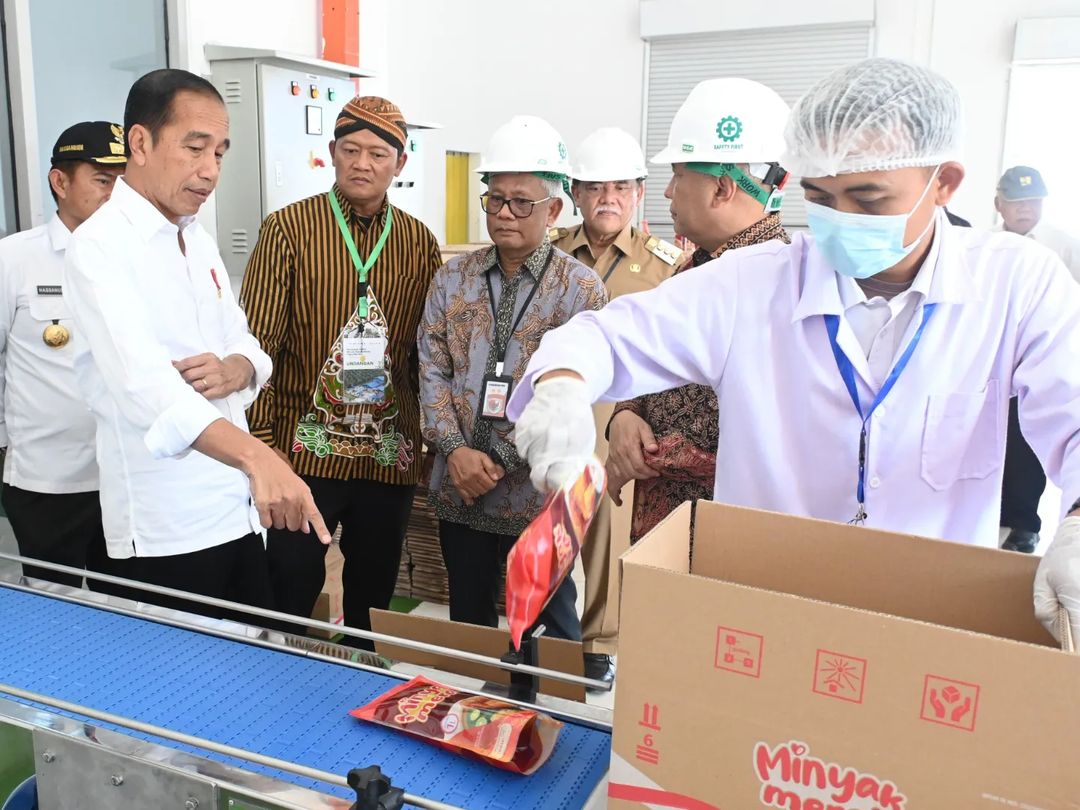 Presiden Jokowi saat meninjau pabrik percontohan Minyak Makan Merah Pagar Merbau di Kabupaten Deli Serdang, Sumatera Utara, Kamis (14/3).