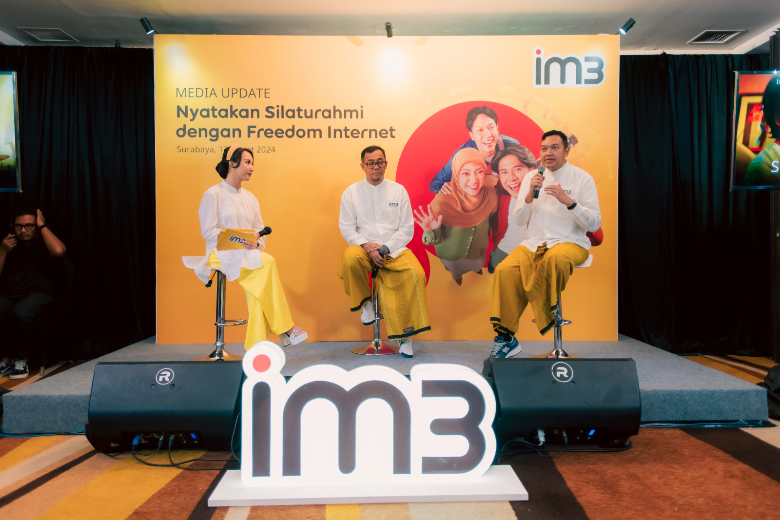 SVP Head of Regional East Java IOH, Prio Sasongko (tengah) dan VP Head of Media Management IM3, Wisnu Wardhana (kanan) saat media update kampanye Nyatakan Silaturahmi dengan Freedom Internet.