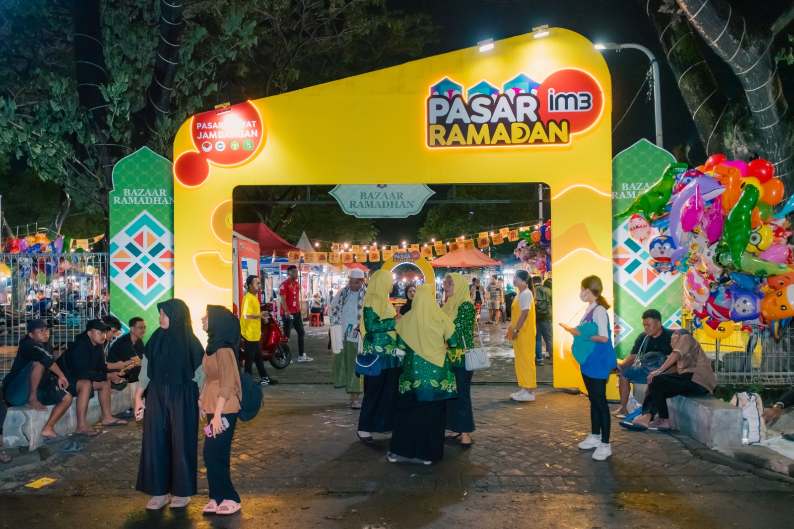 SERU: Suasana Pasar Ramadan IM3 di Pasar Rakyat Jambangan.