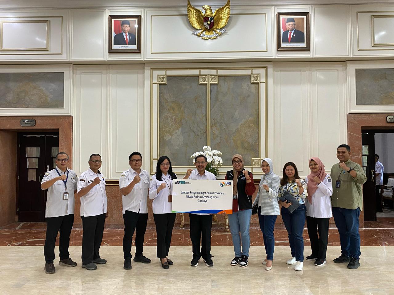 SIMBOLIS: Bank BRI Regional Office Surabaya melalui BRI BO Rajawali memberikan bantuan pengembangan sarana dan prasarana kawasan wisata pecinan Kya-Kya Kembang Jepun.