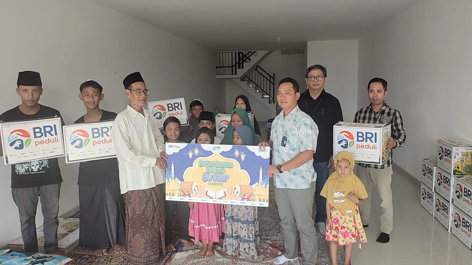PROGRAM TJSL: BRI Regional Office Surabaya melalui BRI Branch Office Sidoarjo memberikan paket sembako kepada Panti Asuhan Yayasan Al- Khasanah Sidoarjo, Jumat (15/3).