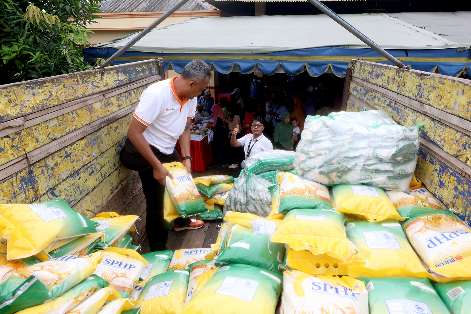 Salah satu Upaya mengendalikan inflasi adalah menjaga kelancaran distribusi pangan.