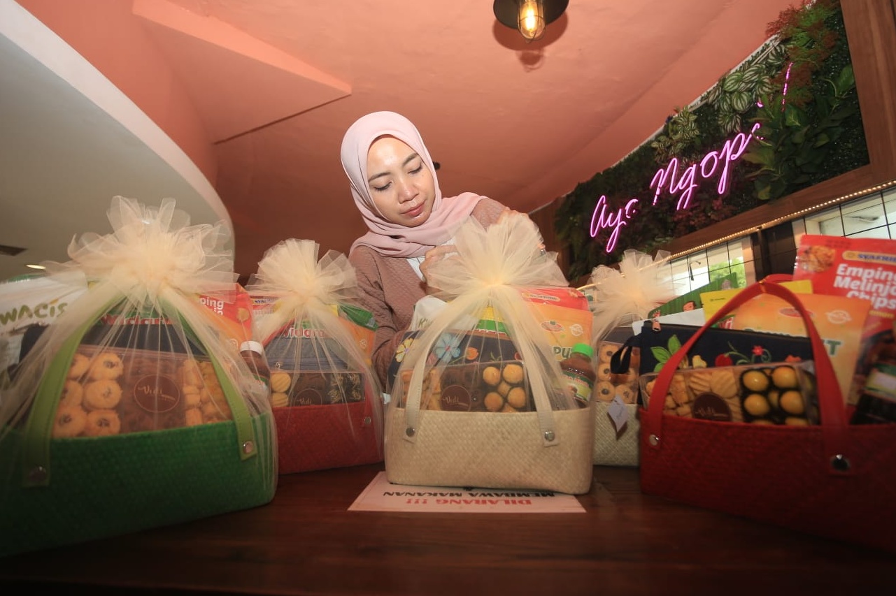 BANGGA LOKAL: Hampers lebaran yang berisi produk UMKM Surabaya ini dijual di Surabaya Kriya Galery.