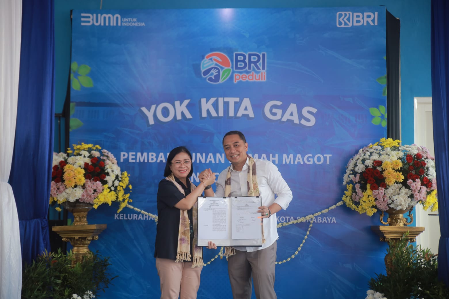 BRI Branch Office Surabaya, Jemursari, Fenny Amalo (kiri) saat menyerahkan bantuan pembangunan Rumah Maggot dan Eco-Enzym di Kebonsari kepada Wali Kota Surabaya, Eri Cahyadi.
