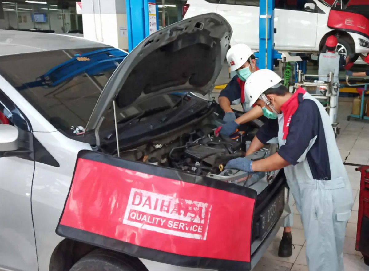 PERAWATAN KENDARAAN: Program promo Daihatsu Tebar Hemat Ramadhan (THR) memberikan beragam penawaran bagi Sahabat setia pemilik kendaraan Daihatsu.