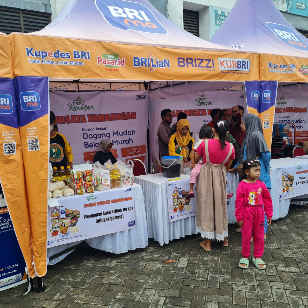 BANYAK PEMONAT: Kegiatan Bazar Ramadan yang diselenggarakan oleh BRI Regional Office Surabaya melalui BRI Branch Office Surabaya Pasar Krampung di Pasar Nambangan, Surabaya.