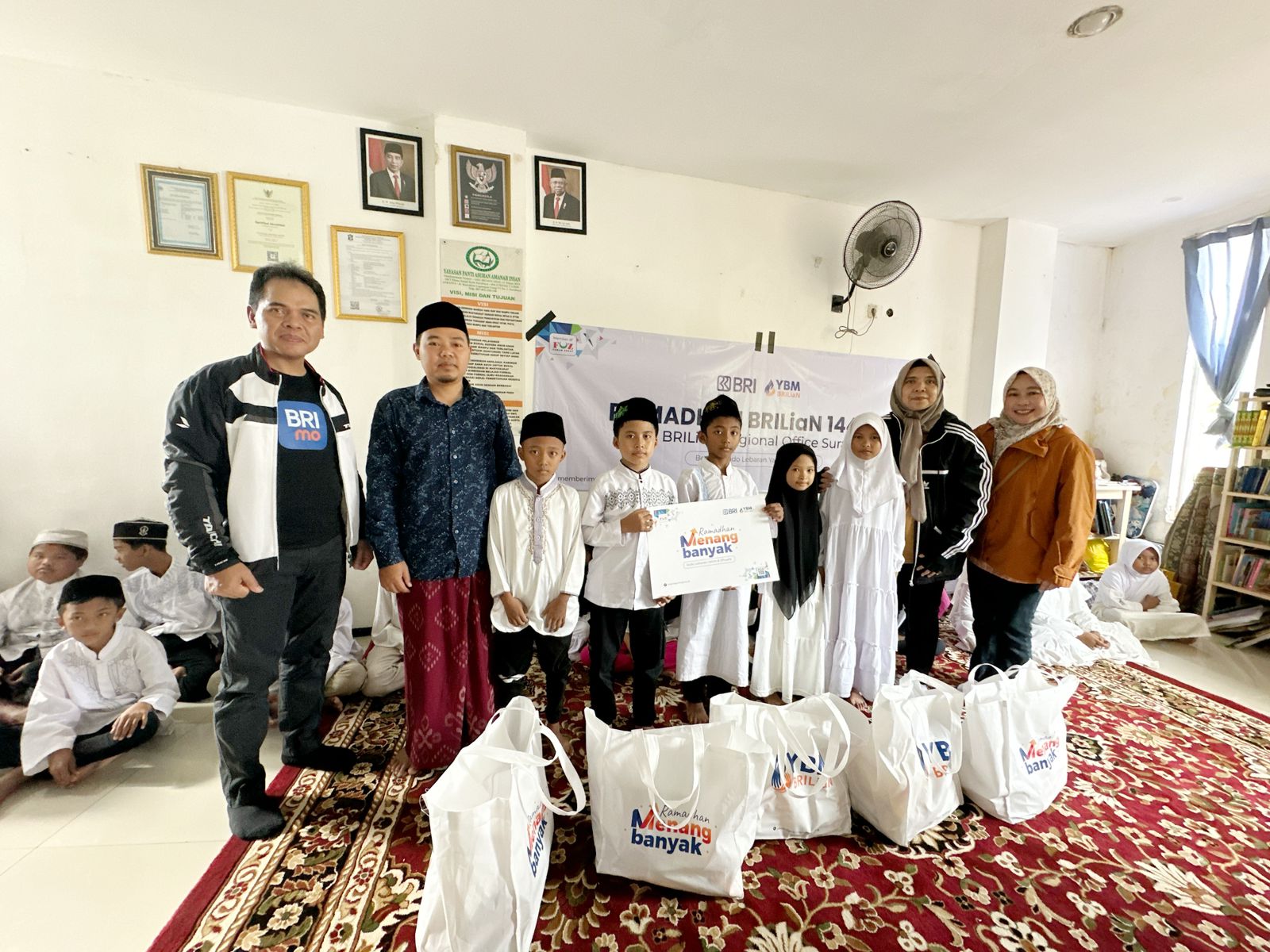 Kegiatan Safari Ramadhan 2024 BRI RO Surabaya dengan membagikan paket sembako kepada anak yatim dan dhuafa.