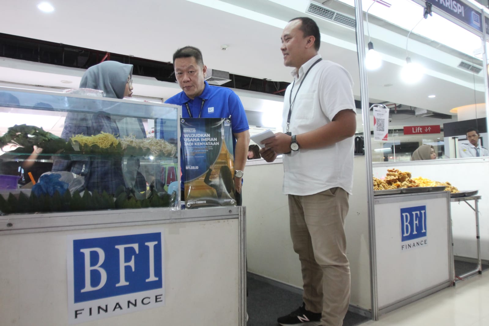 DUKUNG UMKM: Bambang Hartoyo (tengah) bersama staf BFI Finance saat mengunjungi salah satu stan UMKM di acara Pekan Raya BFI Finance di Atrium WTC Surabaya.