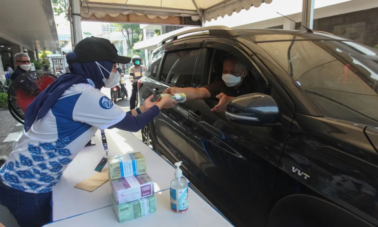 Layanan penukaran uang secara  drive thru Bank Indonesia Jatim.