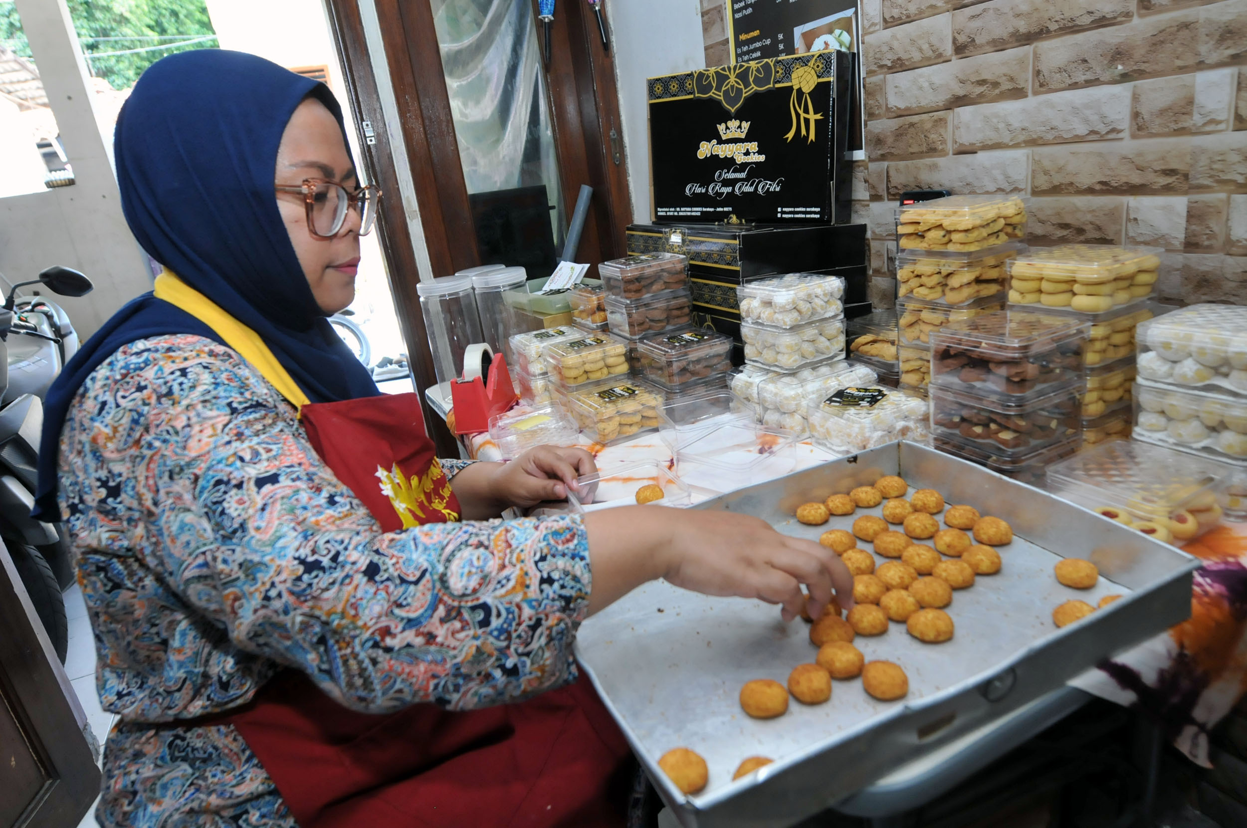 BANYAK PESANAN: Pelaku UMKM kue kering kebanjiran order sejak jauh hari sebelum Ramadan.