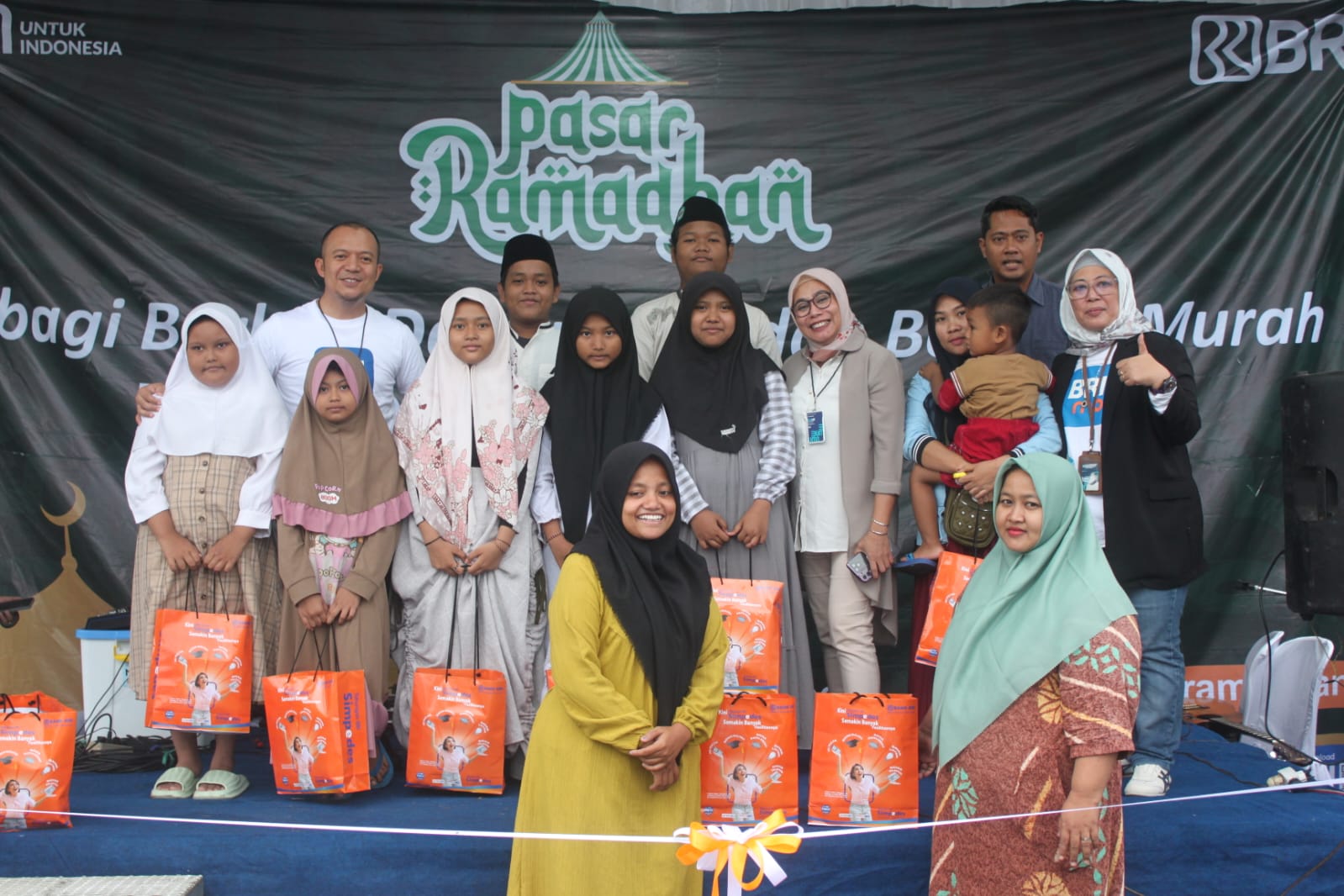 Dalam kegiatan Pasar Ramadan di Pasar Sopo Nyono juga dilakukan pemberian santunan bagi anak yatim piatu.