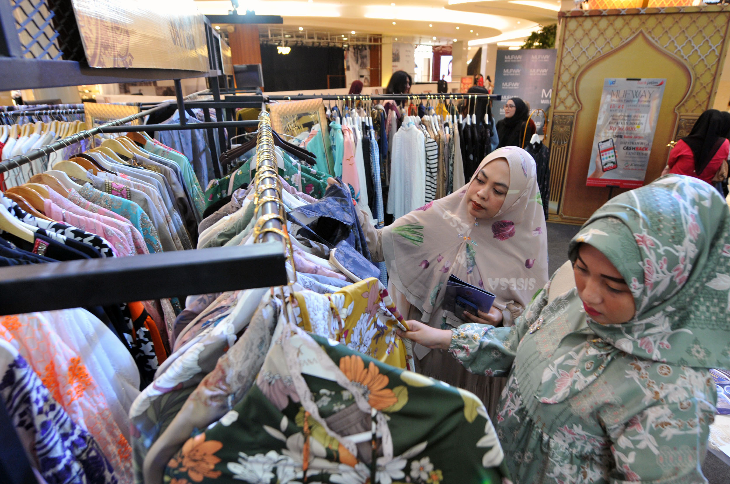 BELANJA: Pakaian menjadi salah satu barang yang penjualannya meroket menjelang lebaran.