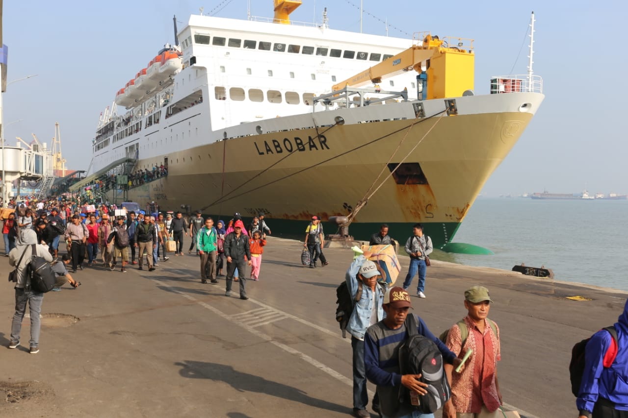 PULANG KAMPUNG: Pemudik dari luar pulau turun dari kapal di Pelabuhan Tanjung Perak, Surabaya.