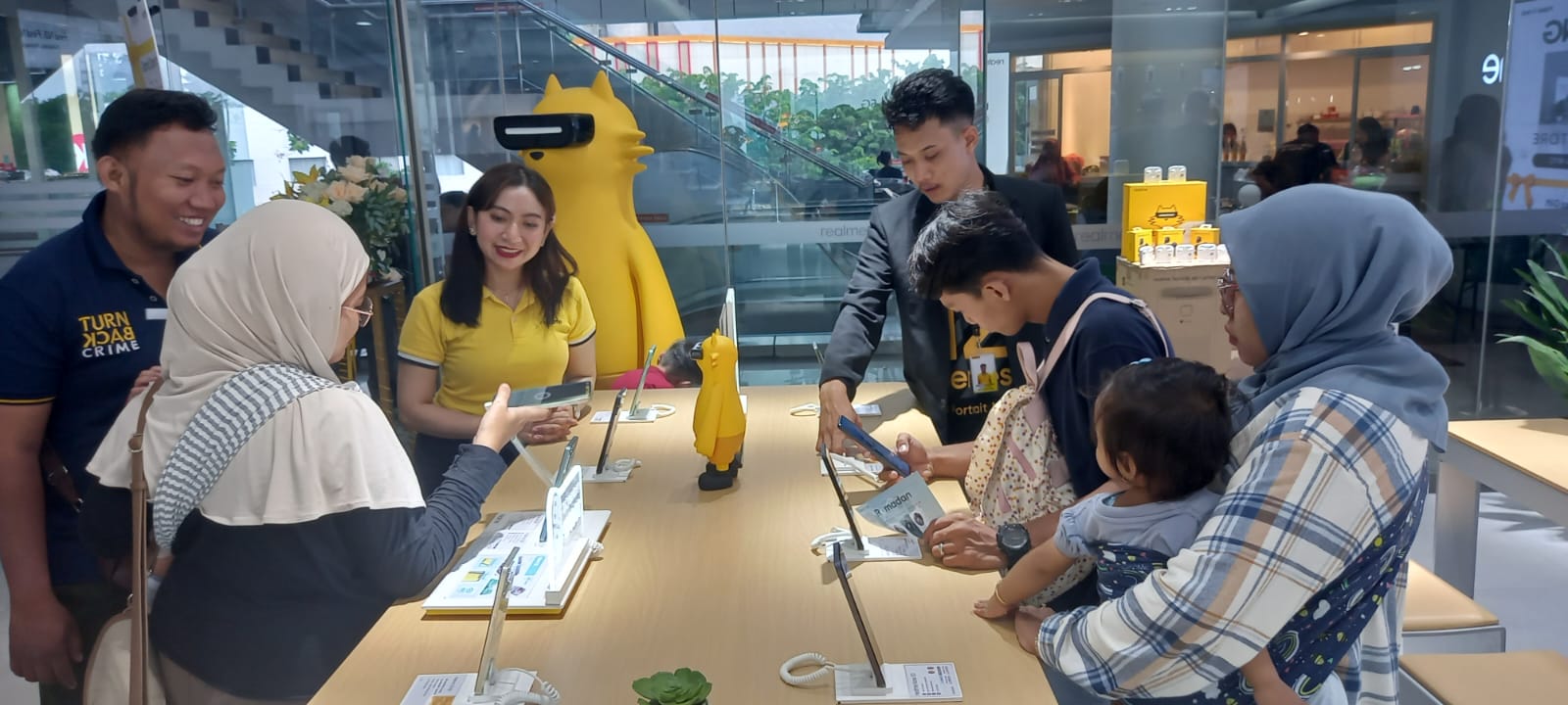 Usai prosesi gunting pita grand opening, realme Experience Store 3.5 diserbu pengunjung.