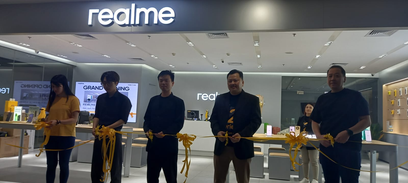 Prosesi pemotongan pita tanda pembukaan realme Experience Store 3.5 Asia Jaya yang dilakukan Rony Candra (dua dari kanan), Josan, Regional Sales Manager (tiga dari kanan) dan Jundi, Head realme Store.