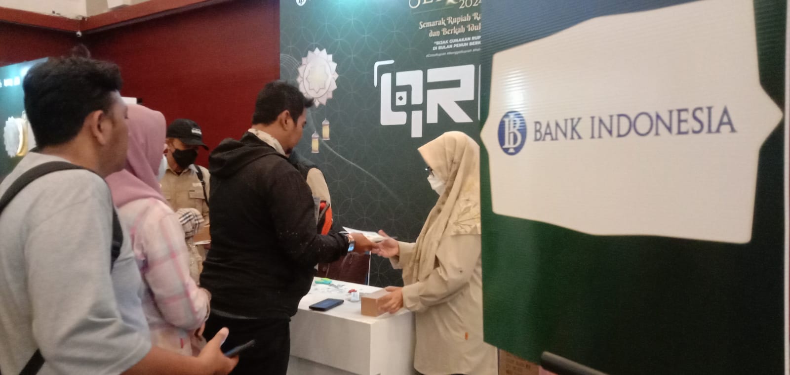 Layanan penukaran uang pecahan baru melalui kas keliling Bank Indonesia selalu diserbu warga.