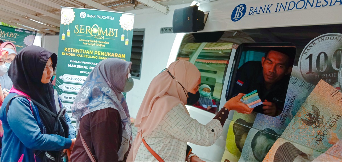 Layanan kas keliling BI Jatim selalu diserbu masyarakat.