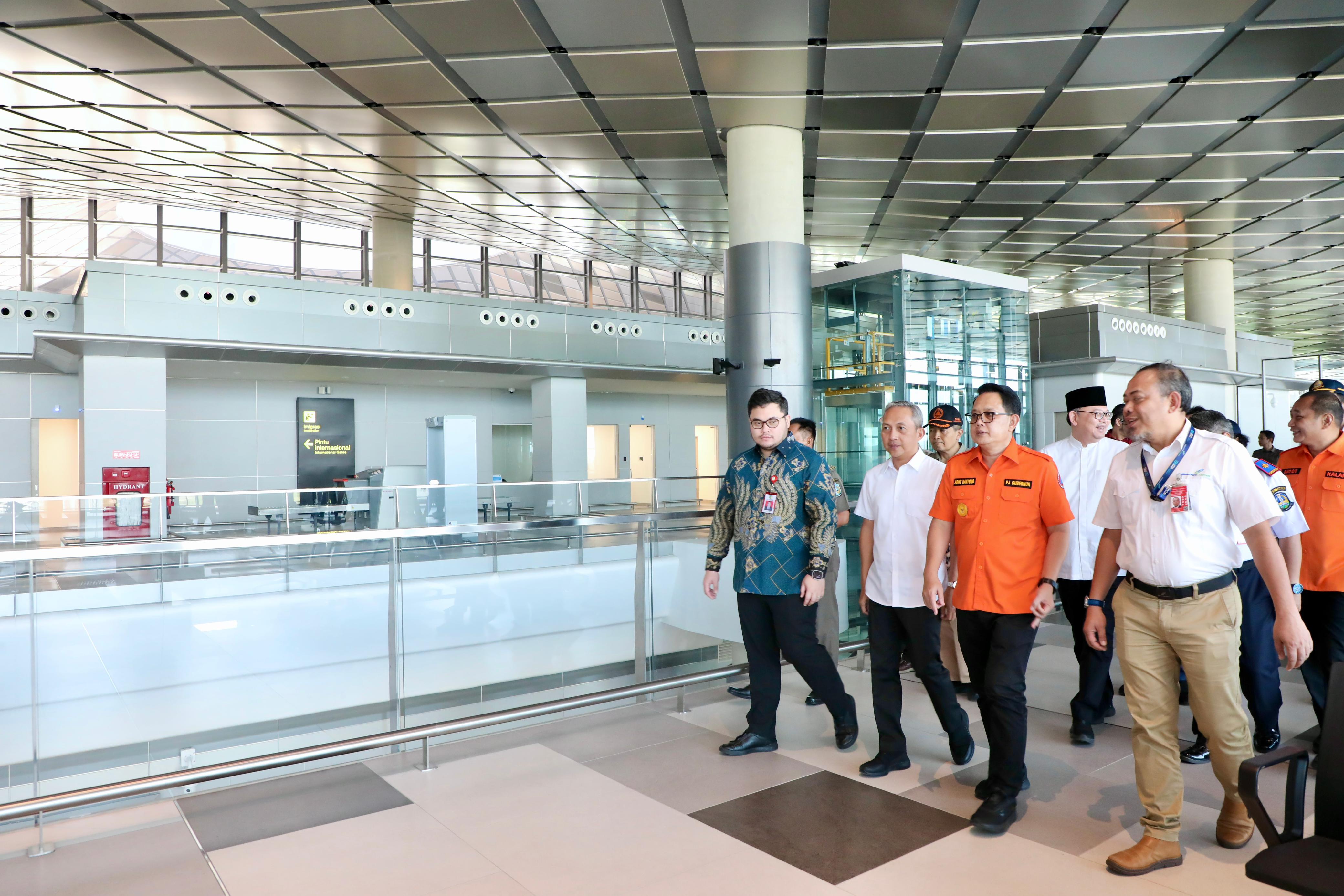 Pj Gubernur Jawa Timur Adhy Karyono didampingi Bupati Kediri Hanindhito Pramono saat meninjau Bandara Dhoho Kediri beberapa waktu lalu.