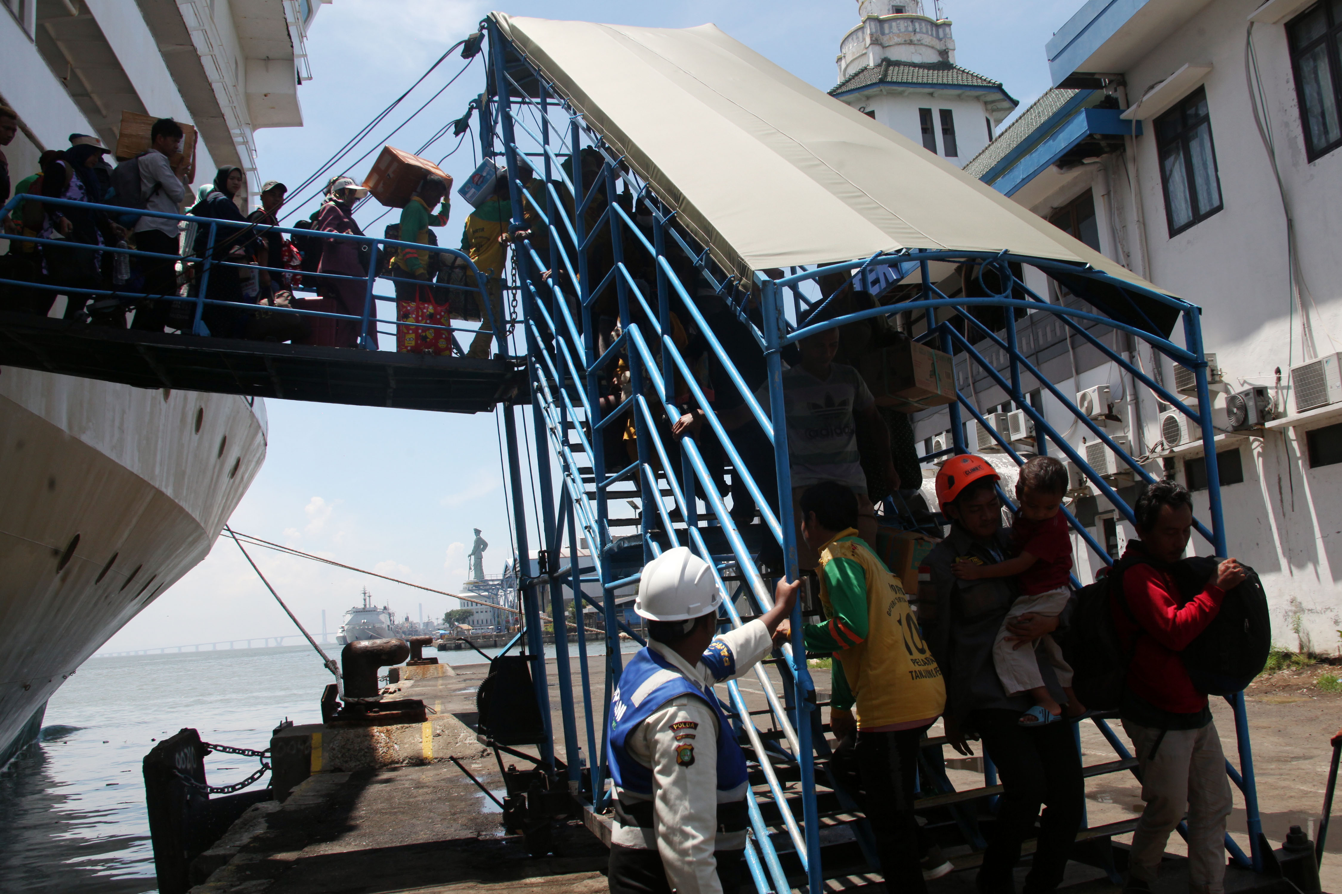 MELONJAK: Sejumlah pemudik turun dari kapal yang sandar di Pelabuhan Tanjung Perak, Surabaya, Rabu (3/4).