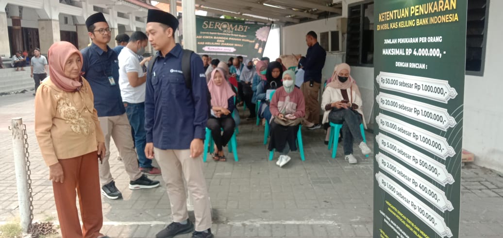 Layanan penukaran uang pecahan baru layak edar Bank Indonesia dilakukan disejumlah daerah melalui kas keliling.
