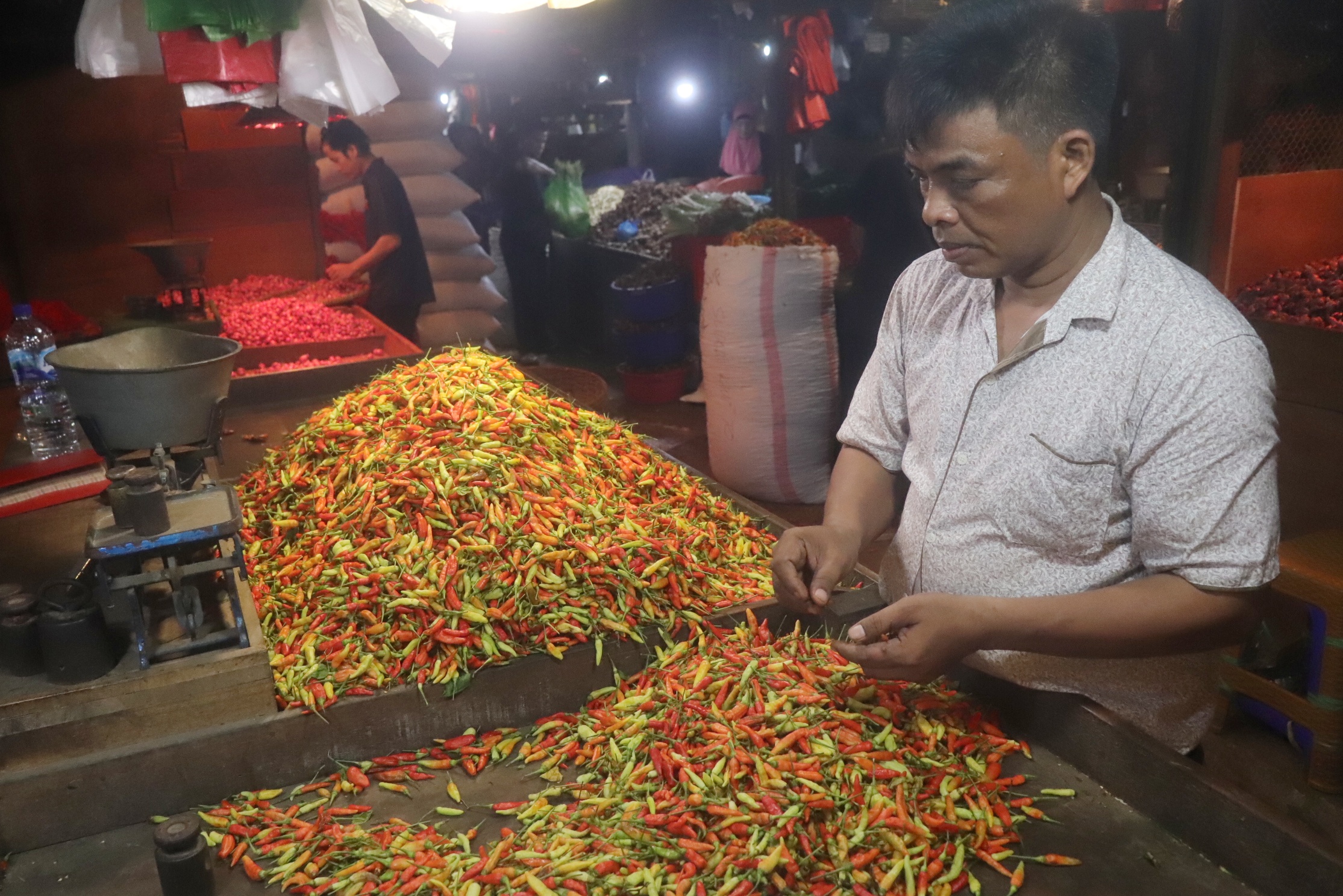 SUDAH DIANTISIPASI: Pemkot Surabaya memastikan pasokan cabai dan bawang merah aman serta harganya mulai stabil.