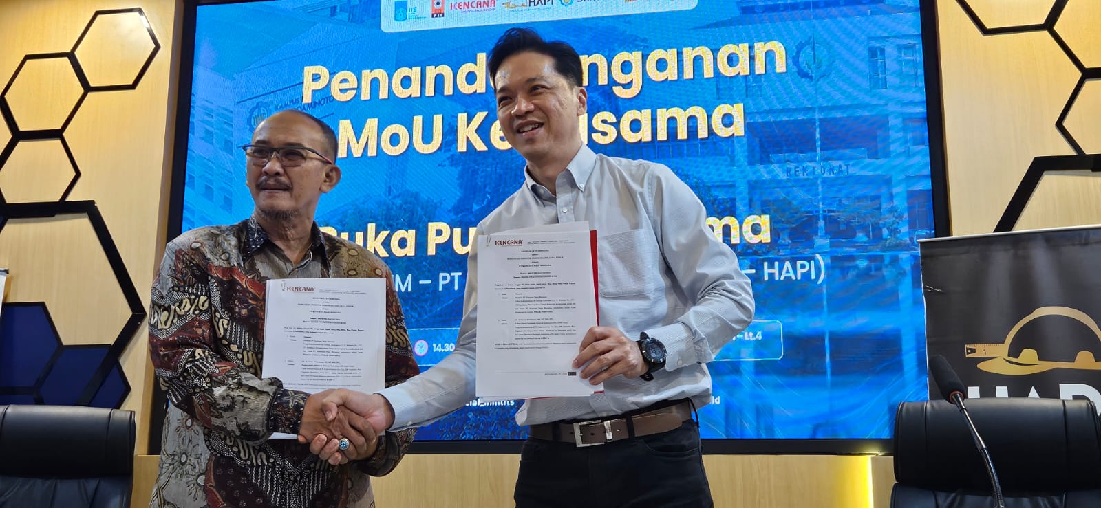 TEKEN KERJA SAMA: Direktur PT KMB Susanto (kanan) bersama Ketua PII Jatim Dr. Ir. Gentur Prihantono meneken MoU kerja sama untuk meningkatkan pemahaman dan pemakaian baja ringan yang berkualitas.