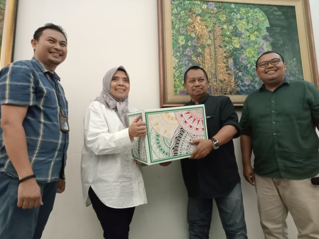 Regional Operation Head BRI RO Surabaya Amaliyah (dua dari kiri) menyerahkan bingkisan kepada perwakilan PWI saat buka puasa bersama dengan pengurus PWI Jatim, Rabu (4/4).