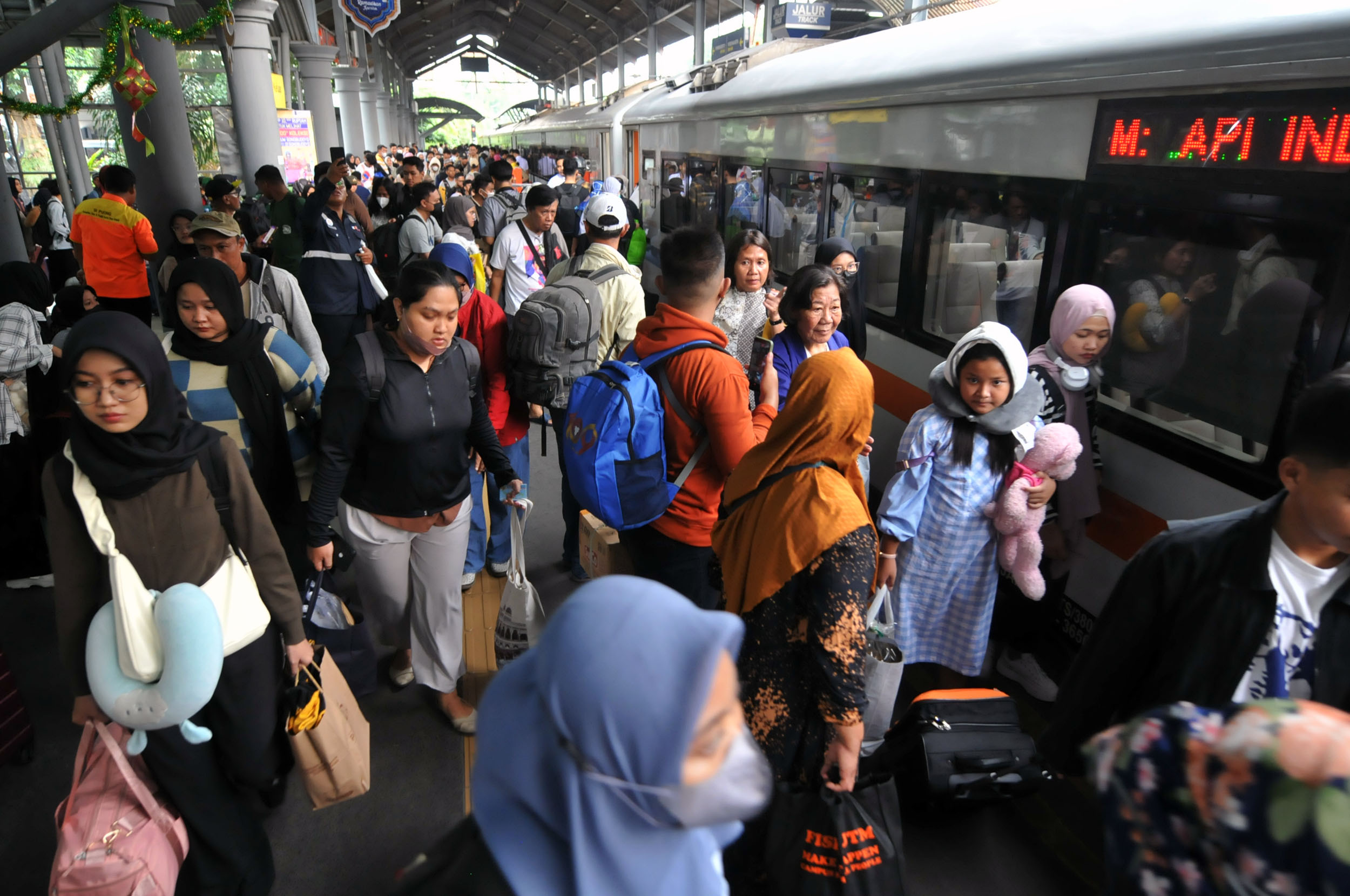 RAMAI: Suasana kepadatan di Stasiun Surabaya Gubeng Minggu (7/4) siang.