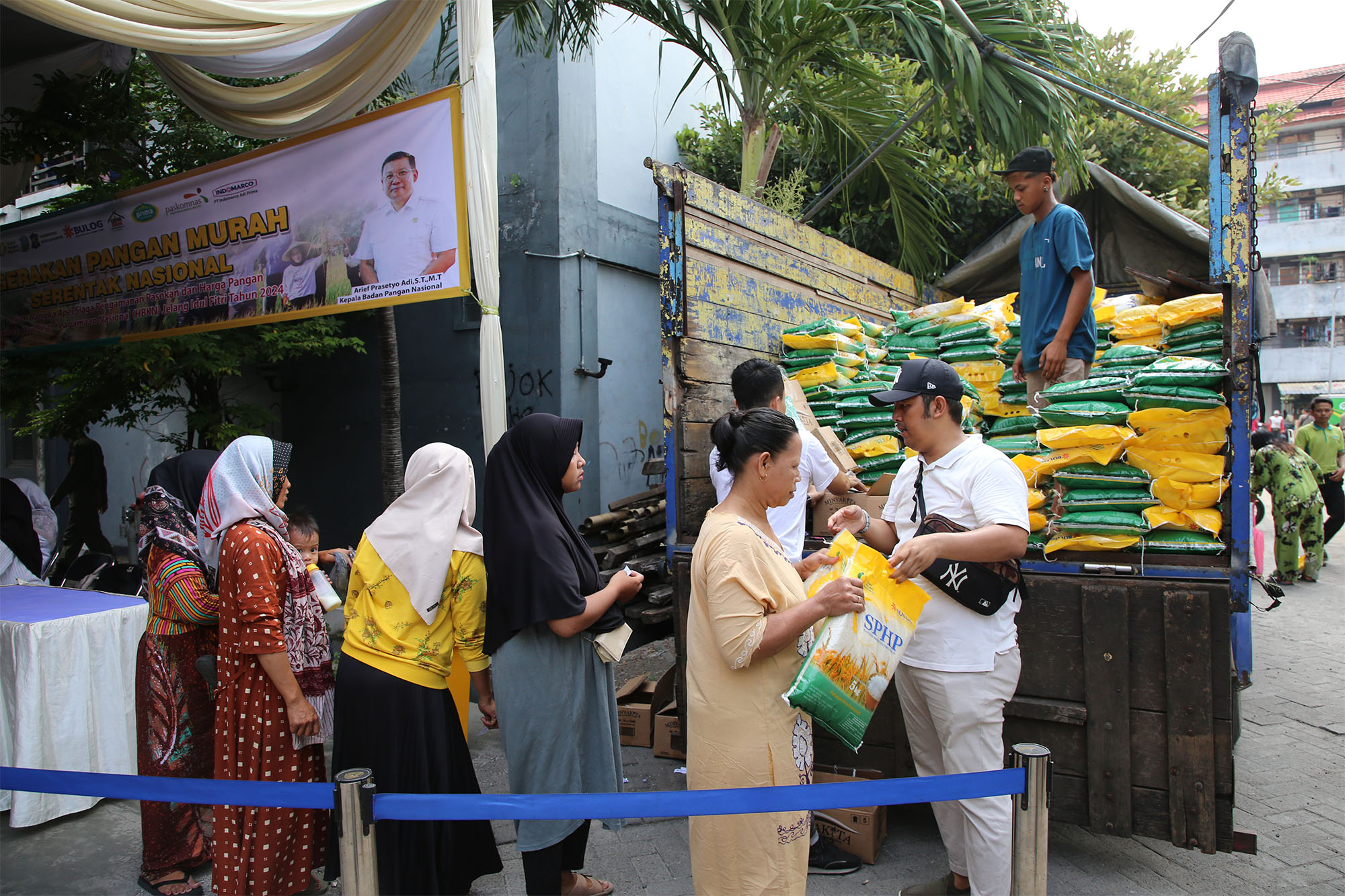 Pasokan bahan pokok menjelang lebaran dipastikan aman sehingga masyarakat tak perlu khawatir.