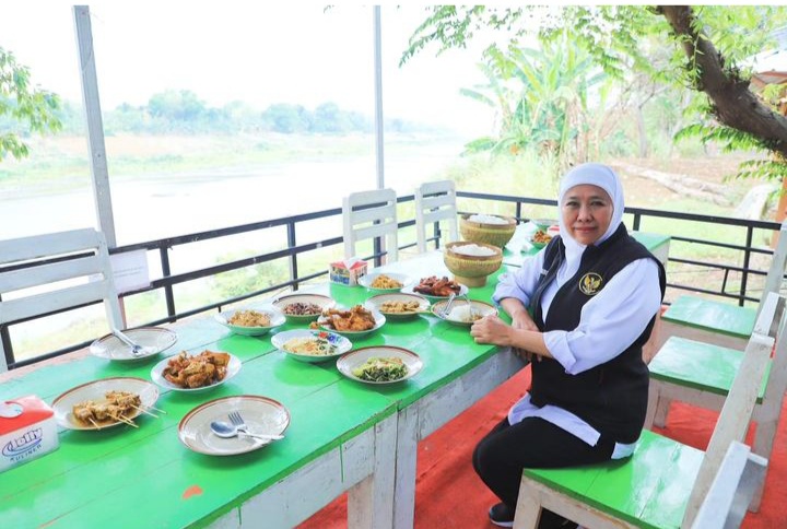 Khofifah Indar Parawansa menikmati Sego Buwuhan Bojonegoro.