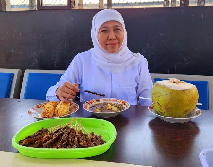 Gubernur Jawa Timur periode 2019-2024 Khofifah Indar Parawansa saat mencicipi kuliner Lontong Kupang Sidoarjo.